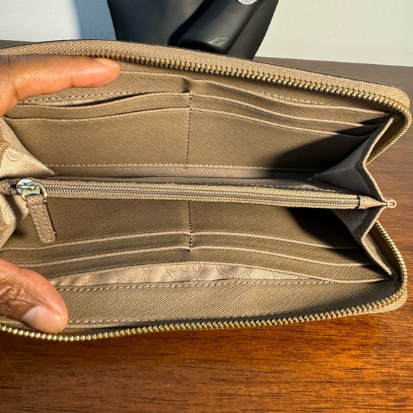 Michael Kors Wallet - Picture 5 of 7